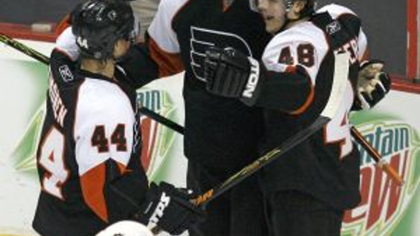 Joffrey Lupul (v strede, Philadelphia) sa zaskvel v zápase s Pittsburghom hetrikom. Flyers zdolali Penguins vysoko 8:2.