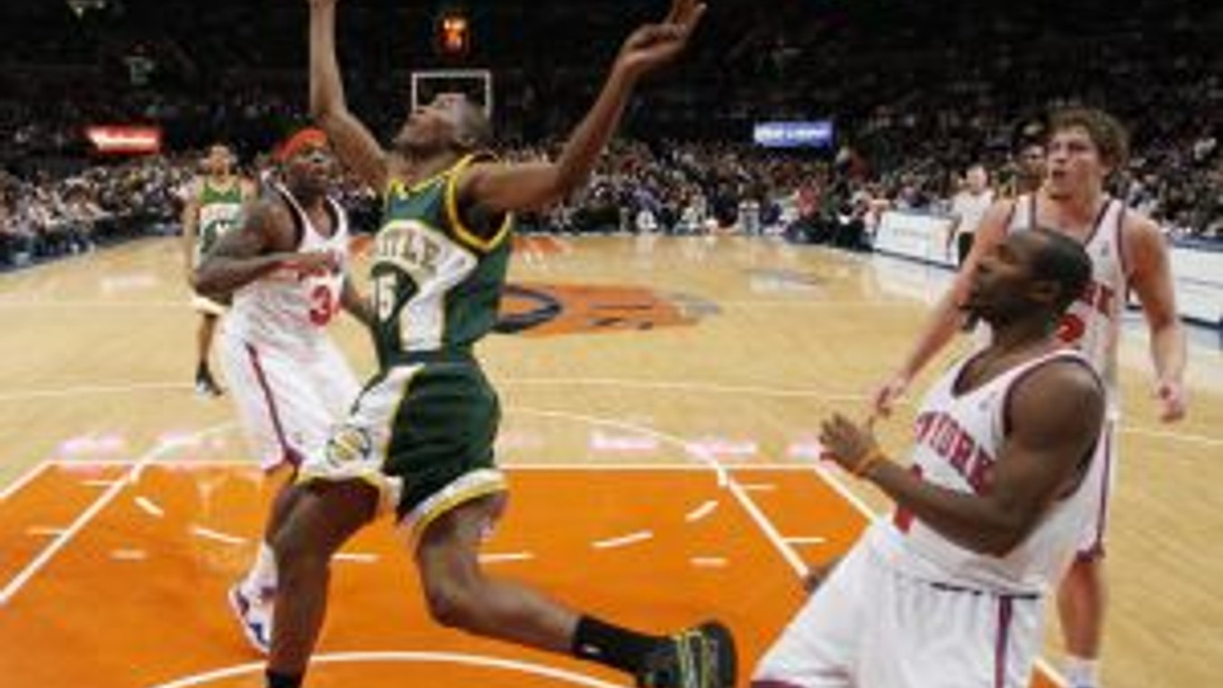 Kevin Durant zo Seattle SuperSonics (v zelenom) zakončuje v zápase s New York Knicks. Vľavo sa prizerá Eddy Curry, na opačnej strane zasa Fred Jones (na zábere bližšie) a David Lee.