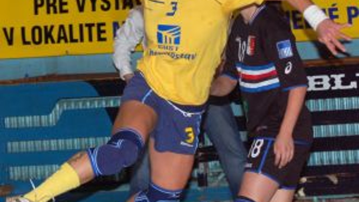 Spojka Michaloviec Alžbeta Tóthová (s loptou), bráni ju Trenčianka I. Bahýlová (v pozadí) počas semifinálového stretnutia Slovenského pohára medzi Iuventou Michalovce a Štartom Trenčín.