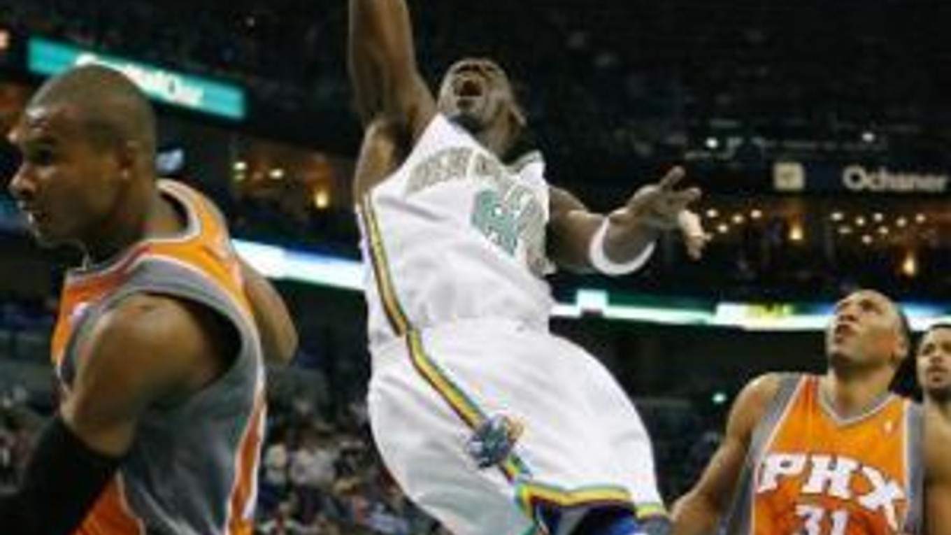 Bobby Jackson (New Orleans Hornets) sa snaží zneškodniť pokus Shawna Mariona (vpravo) z Phoenix Suns.