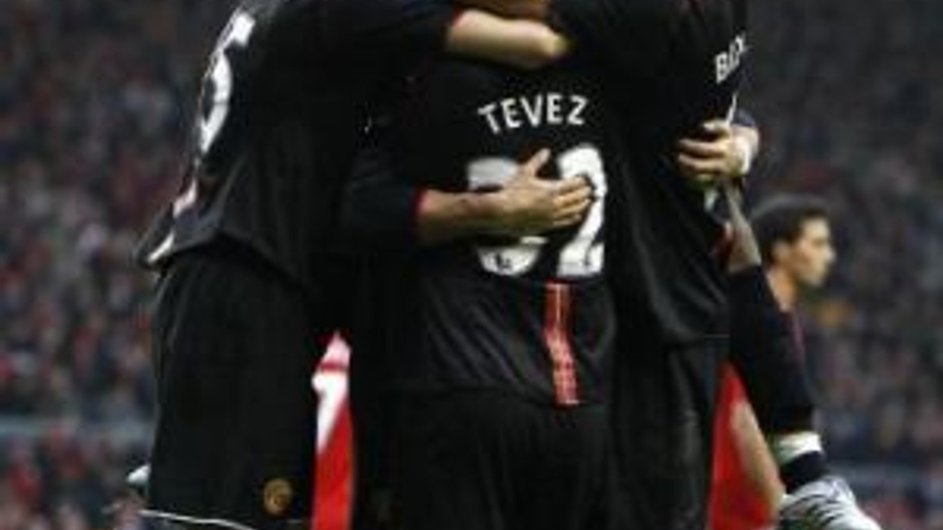 Hráči Manchestru United sa tešia z víťazného gólu Carlosa Teveza.