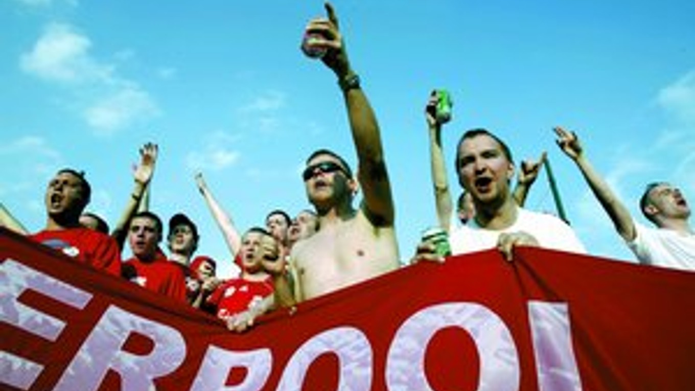 Fanúšikovia FC Liverpool pri spievaní hymny svojho milovaného klubu – You'll Never Walk Alone (Nikdy nebudeš kráčať sám).