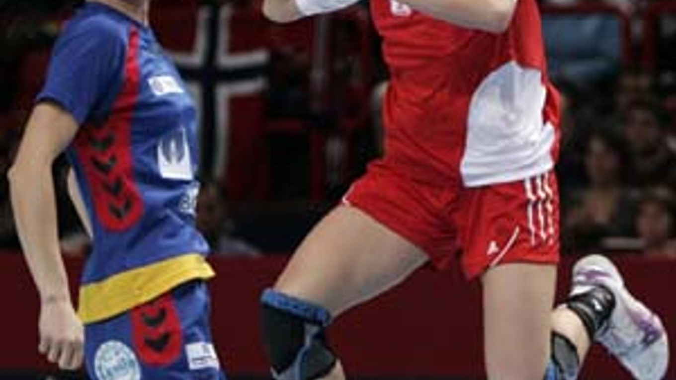 Ruska Polina Vjachirevová (vpravo) strieľa povedľa Rumunky Ionely Galcovej. Zo semifinále MS Rusko – Rumunsko 30:20.
