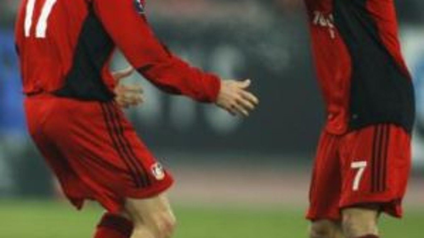 Vratislav Greško (vľavo) oslavuje gól spoločne so spoluhráčom Barnettom.