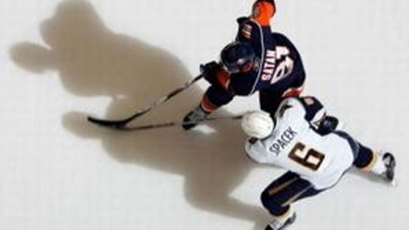 Miroslav Šatan v súboji o puk s Jaroslavom Špačekom z Buffalo Sabres.