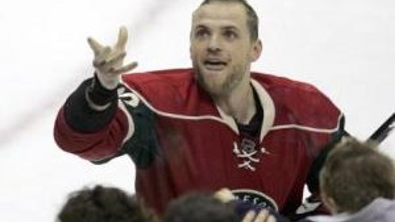 Marián Gáborík v strede oslavovaný spoluhráčmi Keithom Carneyom (vľavo) a Seanom Hillom po skórovaní piateho gólu  v zápase proti New York Rangers .