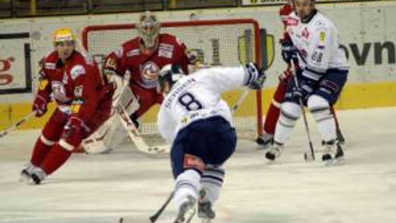 Hokejisti Dukly Trenčín hostili 21.decembra 2007 na domácom ľade v 35.kole Slovnaft extraligy súperov zo Slovana Bratislava. Na snímke hráč Slovana Michal Sersen strieľa víťazný gól do súperovej brány.