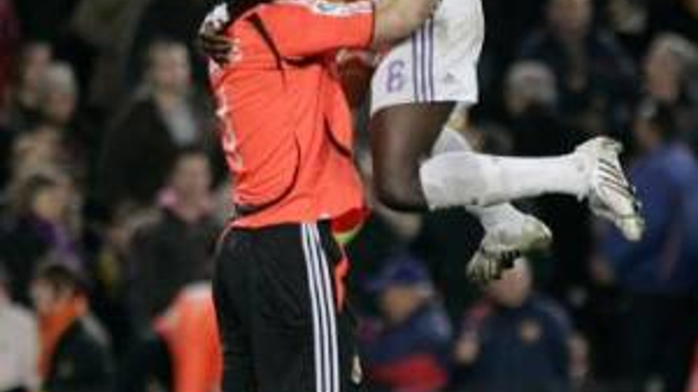 Hráči Realu Madrid Diarra a Iker Casillas oslavujú cenné víťazstvo na Nou Campe nad odvekým rivalom Barcelonou.