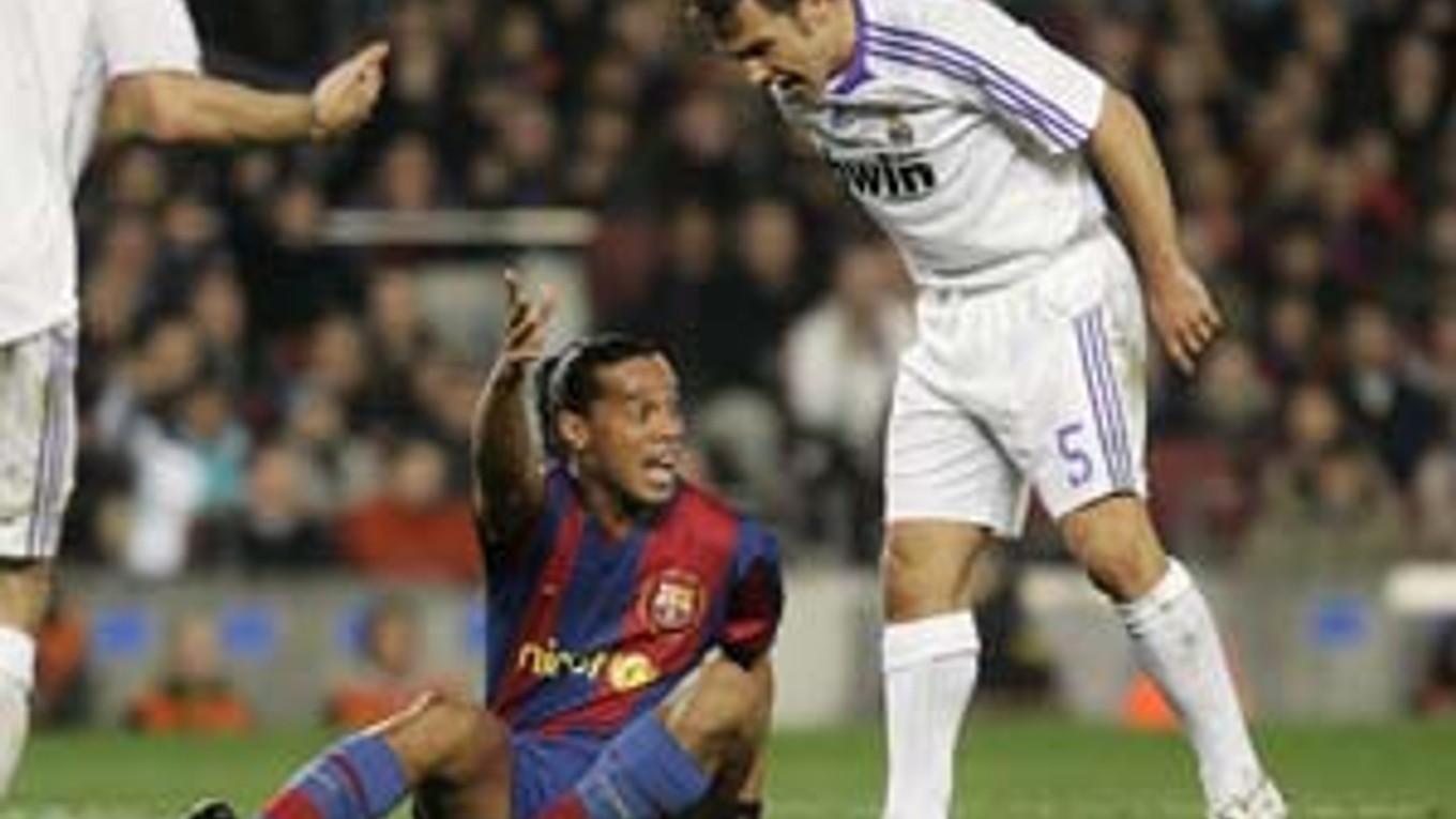 Ronaldinho z Barcelony (na zemi) sa škriepi s Fabiom Cannavarom z Realu. Madridčania vyhrali v Barcelone 1:0, sledovalo 98 248 divákov.