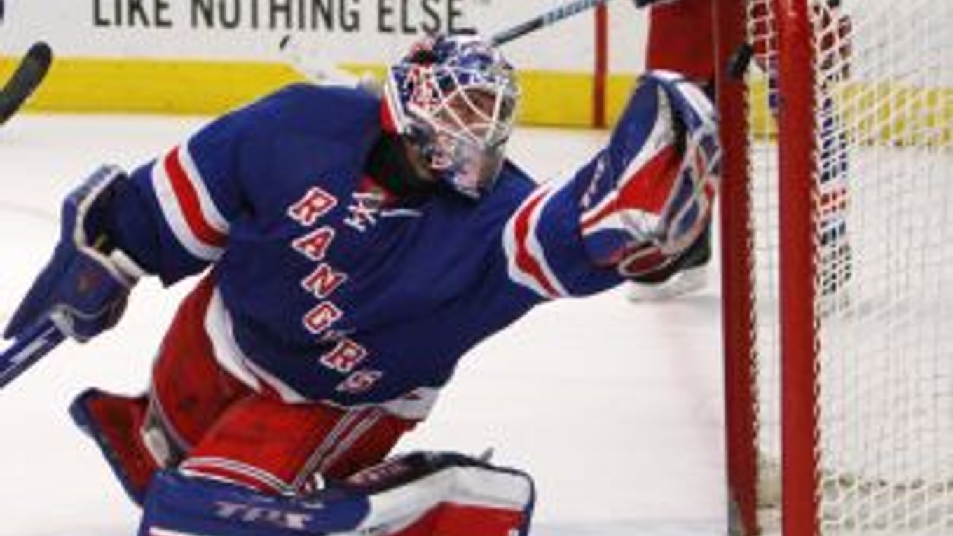 Brankár New York Rangers Henrik Lundqvist nedokázal chytiť strelu Martna Plekanca (Montreal).