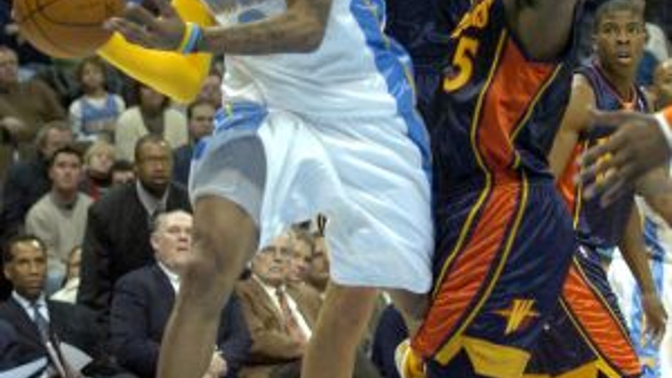 Hviezda Denveru Alan Iverson (v bielom) preniká cez dvojicu Baron Davis (č. 5) - Andris Biedrins (Golden State).