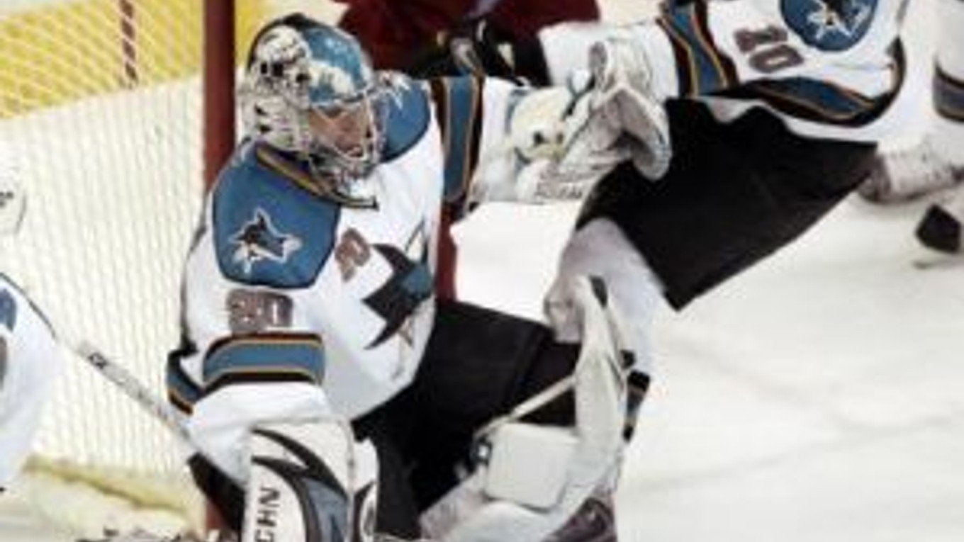 Útočník Minnesoty Wild Aaron Voros (34) sa snaži presadiť pred bránou San Jose, kde sú v permanencii Christian Ehrhoff a brankár Jevgenij Nabokov.