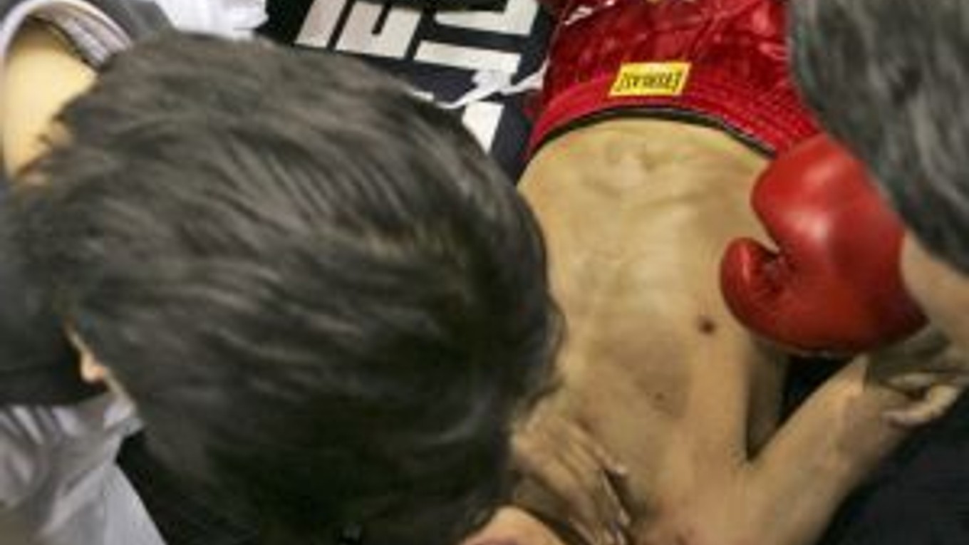 Yo-sam Choi síce svoj posledný boxerský zápas, v ktorom obhájil titul majstra sveta vyhral, prehral ale boj so životom. Na snímke bezprostredne po tom, ako tesne po skončení duelu s Heri Amolom upadol do bezvedomia, z ktorého sa už neprebral.
