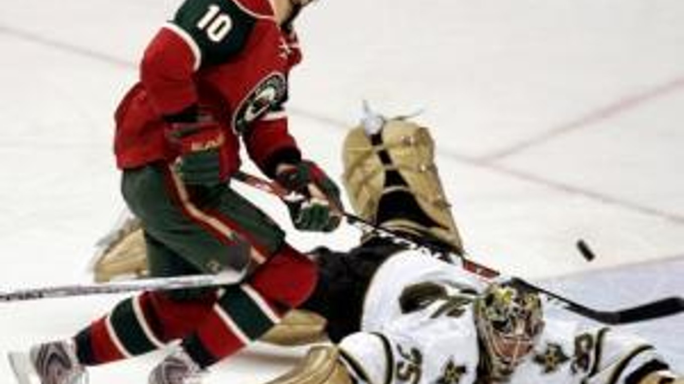 Slovák Marián Gáborík z Minnesoty Wild (vľavo) nadvihuje puk nad brankárom Dallasu Stars Martym Turcom a strieľa gól v zápase zámorskej NHL 3. januára 2007 v St. Paule.