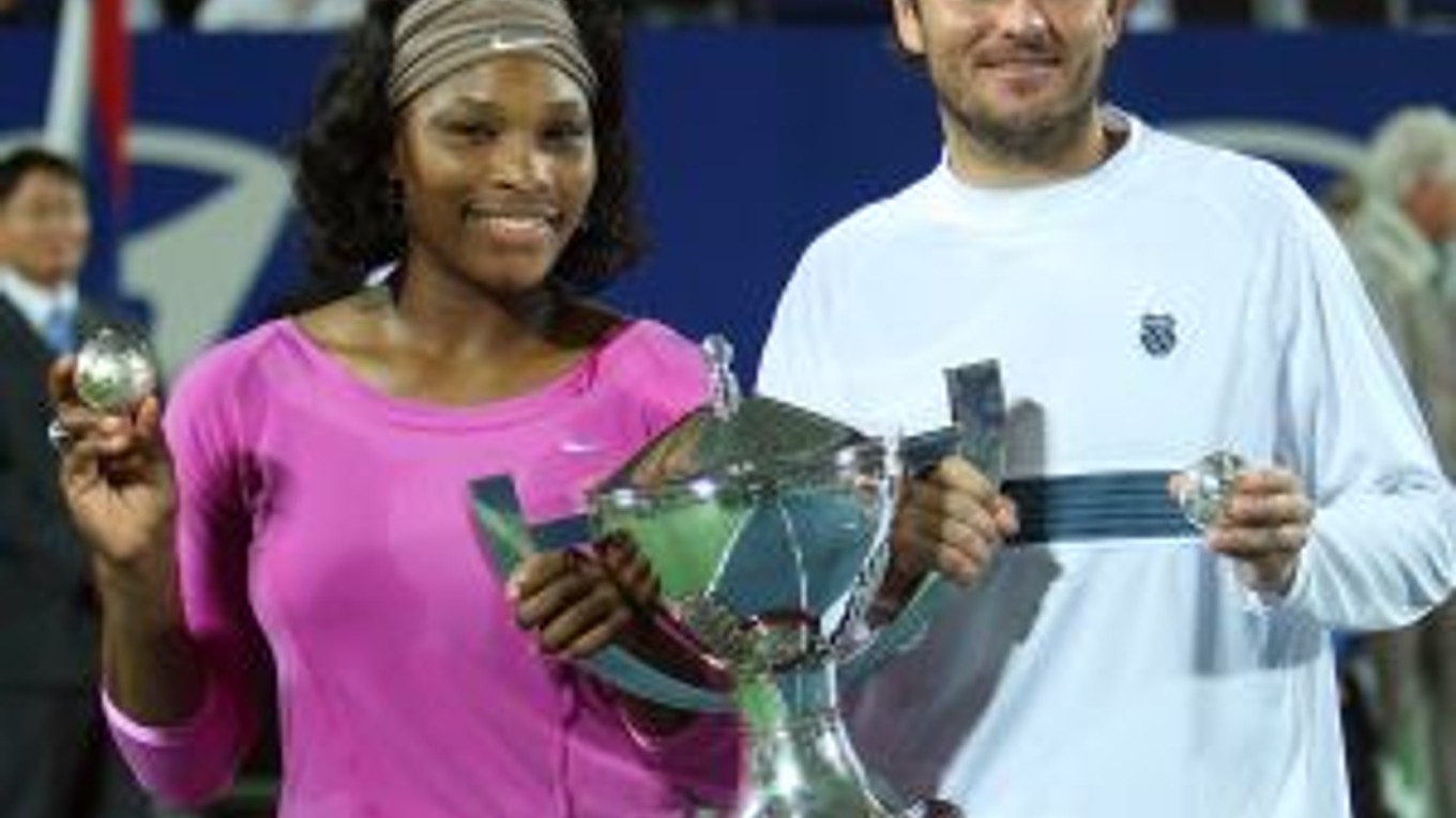 Mardy Fish (vpravo) a Serena Williamsová s trofejou za víťazstvo v Hopmanovom pohári.