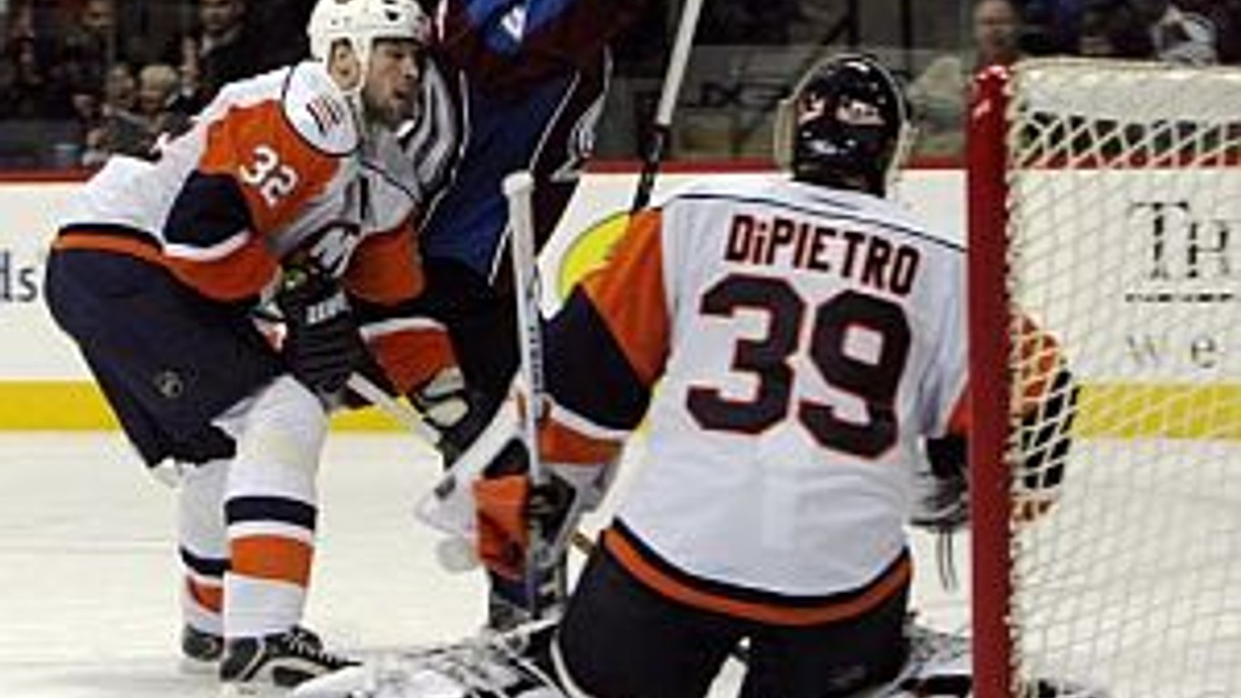 Pravé krídlo Colorado Avalanche Marek Svatoš (v pozadí) oslavuje víťazný gól proti NY Islanders.