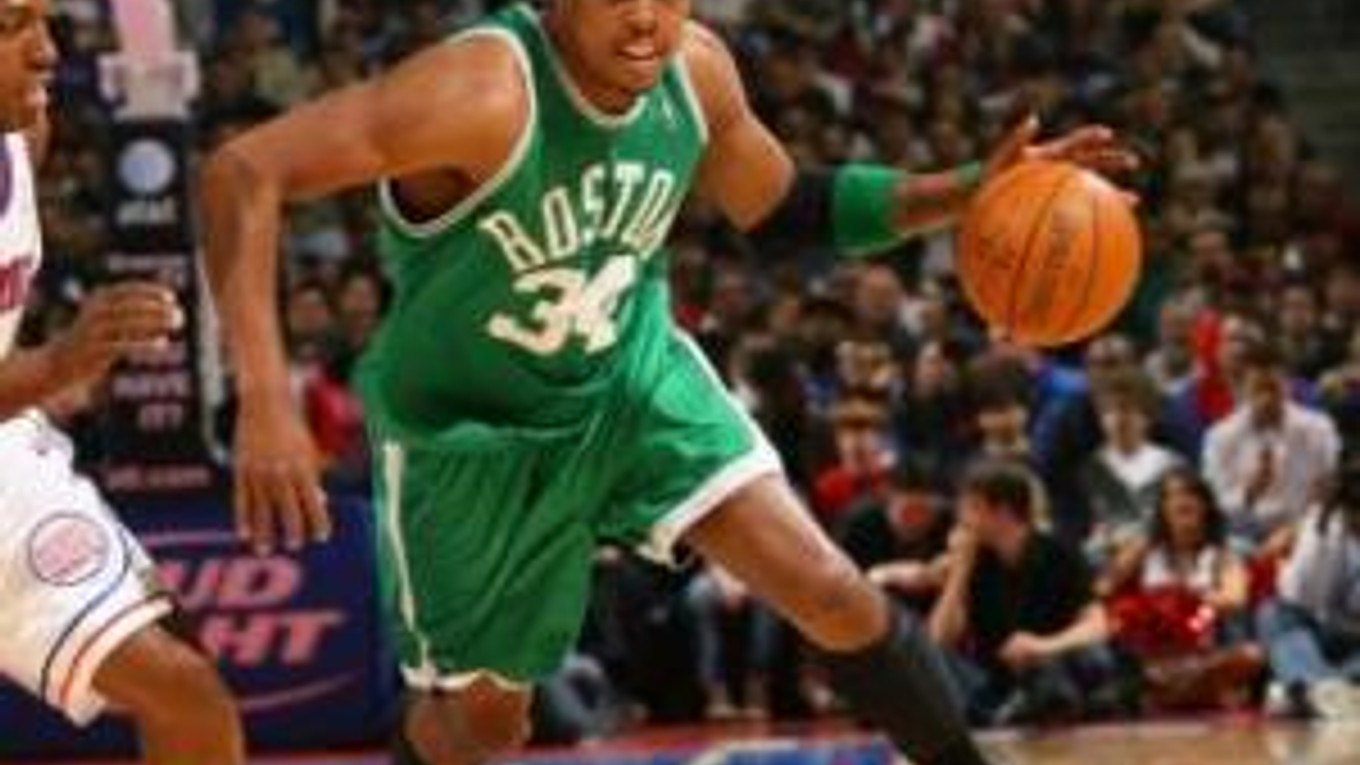 Hviezda Bostonu Paul Pierce uniká do koša v zápase proti Detroitu.