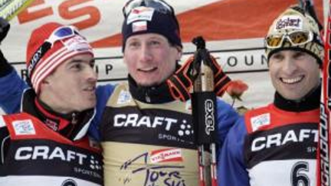 Druhý Nemec René Sommefeldt , víťaz Čech Lukáš Bauer a tretí Talian Giorgio Di Centa na stupni víťazov po skončení behu na lyžiach na 10 km voľnom technikou 6. januára 2008 v talianskom Val di Fiemme.