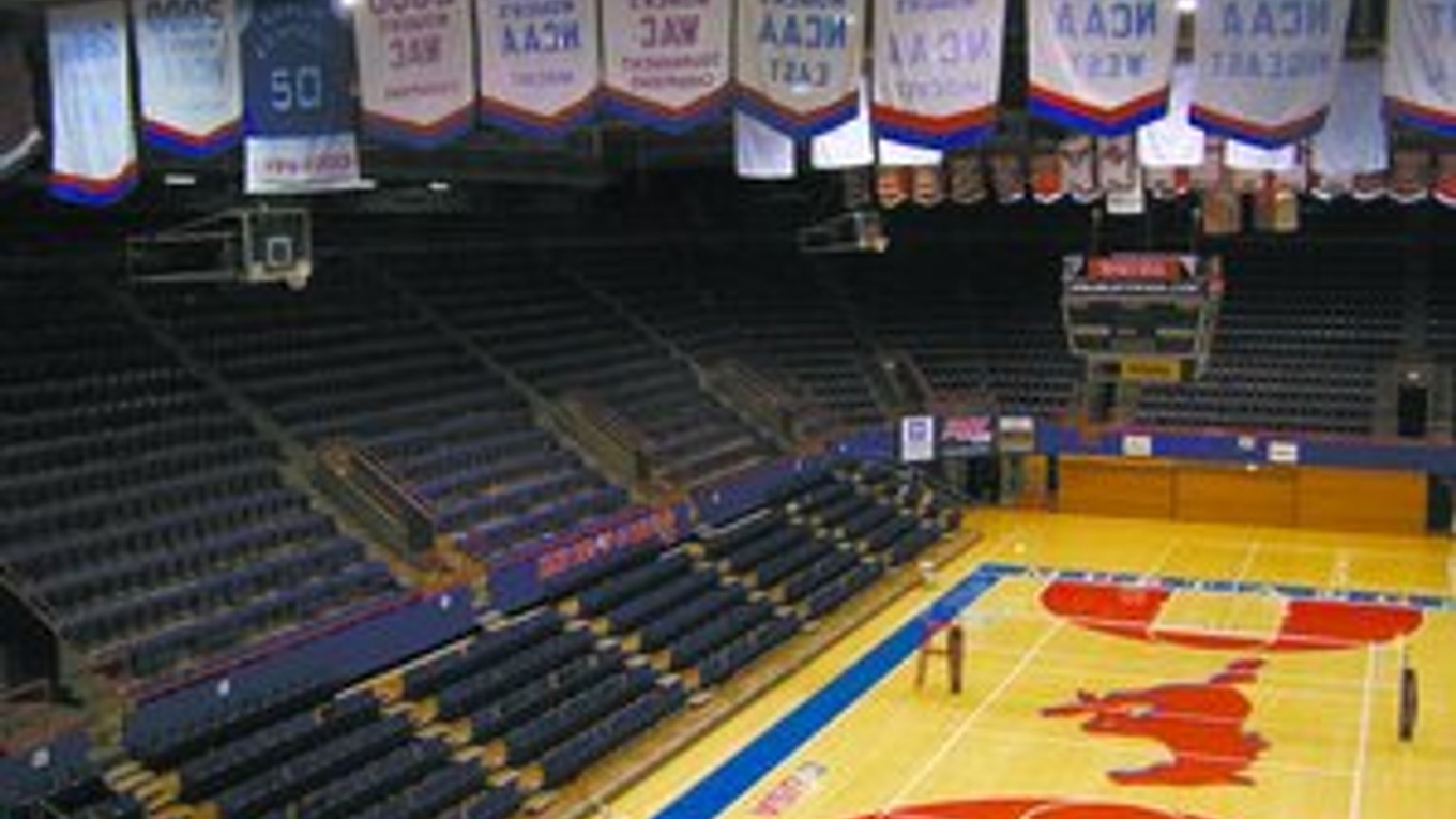 Basketbalová hala v areáli dallaskej univerzity. Cválajúci mustang je emblémom školy.