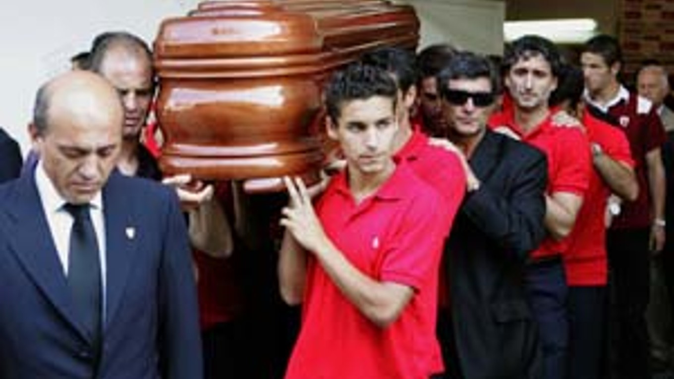 Posledná rozlúčka s výborným sevillským futbalovým obrancom Antoniom Puertom. Trúchlilo nielen mesto, ale celé Španielsko, ba futbal v celom svete.