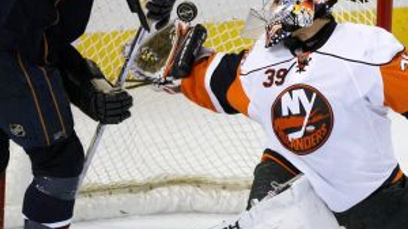 Brankár New York Islanders Rick DiPietro potvrdil výborný postreh a pokus Joni Pitkanena (Edmonton) chytil.
