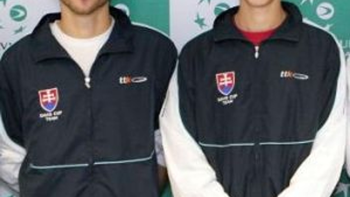 Kolegovia zo slovenského tímu hrajúcom v Davisovom pohári (vľavo Klec, vpravo Lacko) sa na 1. grandslame tohto roka postavia proti sebe.