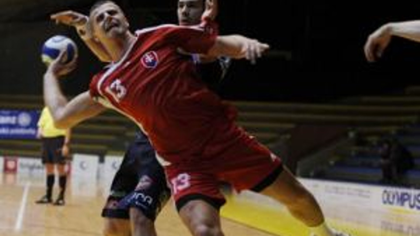 Na snímke v popredí slovenský reprezentant František Šulc bránený Slovincom Jure Natekom v prípravnom stretnutí pred ME v hádzanej mužov Slovensko - Slovinsko 10. januára 2008 v Bratislave.