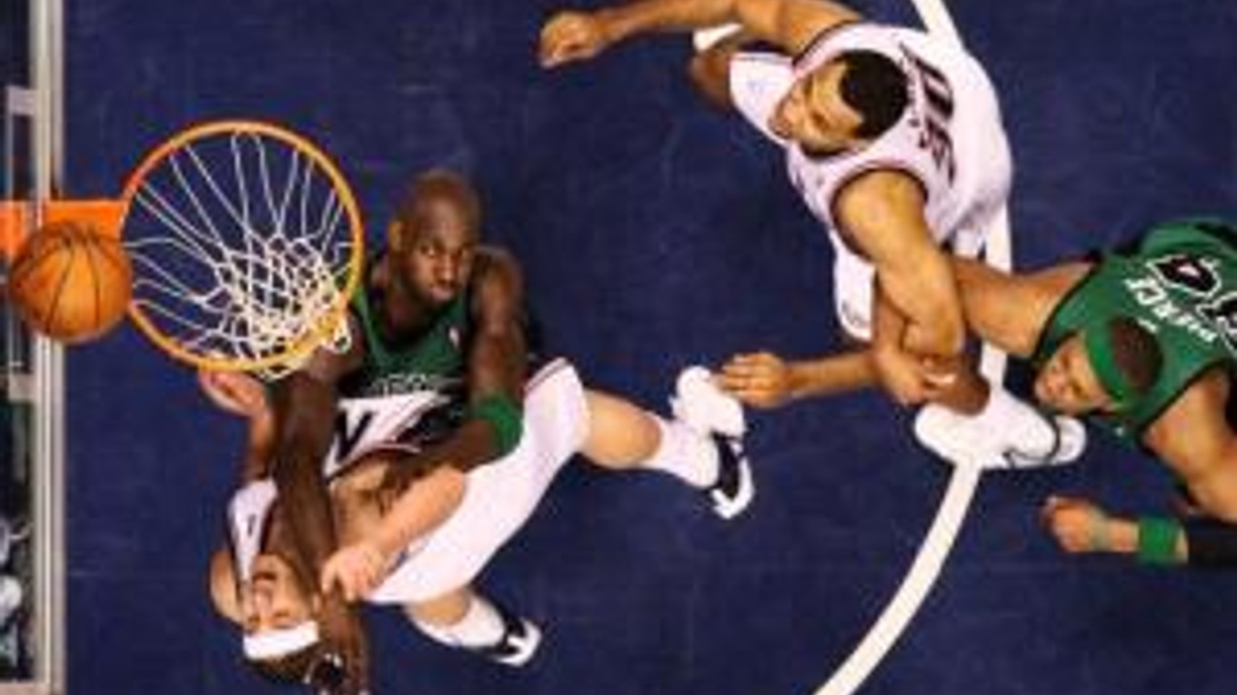Podkošový súboj medzi hráčmi New Jersey Nets a Bostonu Celtics.