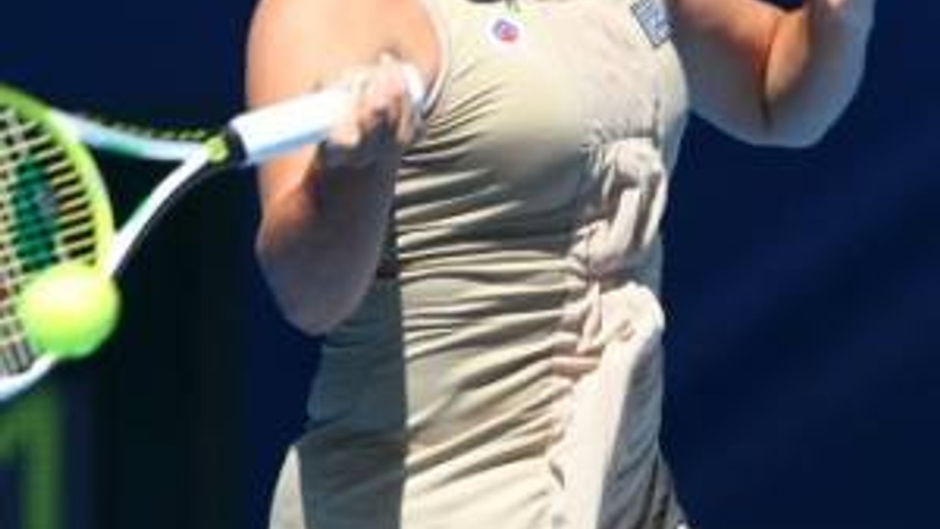 Austrálska tenistka Jarmila Gajdošová odvracia loptičku proti Američanke Serene Williamsovej v zápase prvého kola ženskej dvojhry na Australian Open 14. januára 2008 v Melbourne.