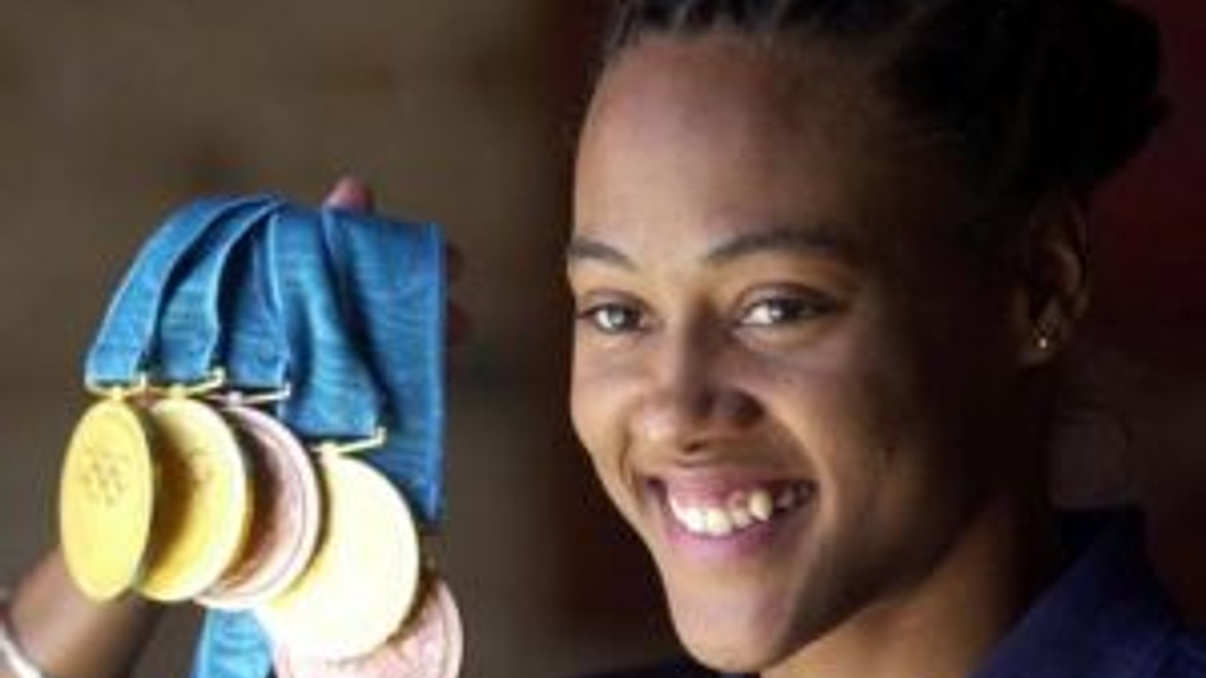 Marion Jonesová so sadou medailí z olympiády, ktoré musela kvôli dopingu vrátiť.