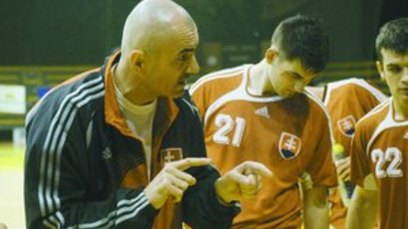 Tréner Zoltán Heister rozdáva pokyny hráčom počas generálky na ME so Slovinskom. Vpravo s číslom 21 je prešovská spojka Marek Mikéci.