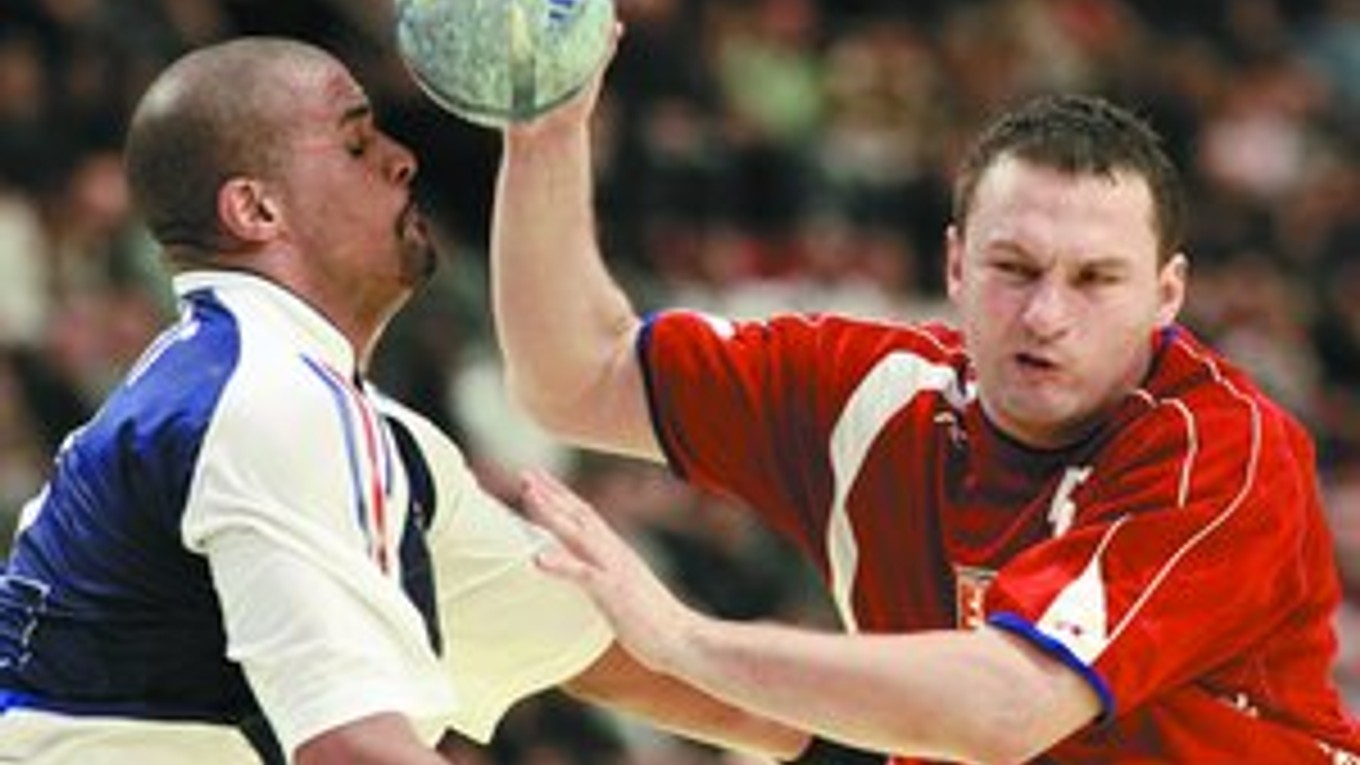 Slovensko začína ME v Nórsku zápasom proti Francúzsku. Aj na ME v roku 2006 v Bazileji sme sa s týmto súperom v skupine stretli. Na snímke sú Tomáš Straňovský (vpravo) a Francúz Guillaume Gille.