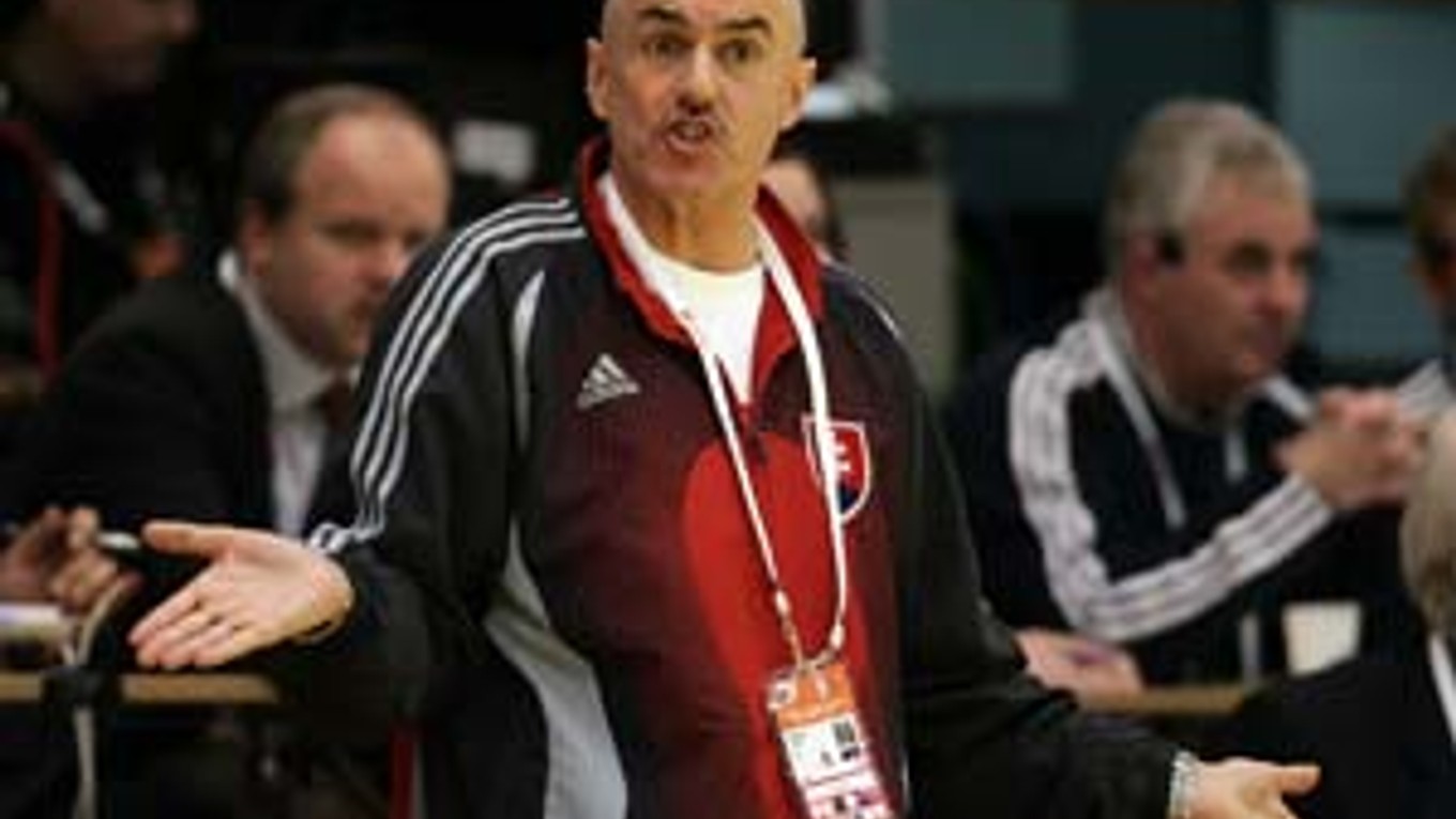 Tréner slovenských hádzanárov Zoltán Heister počas zápasu s Francúzskom.