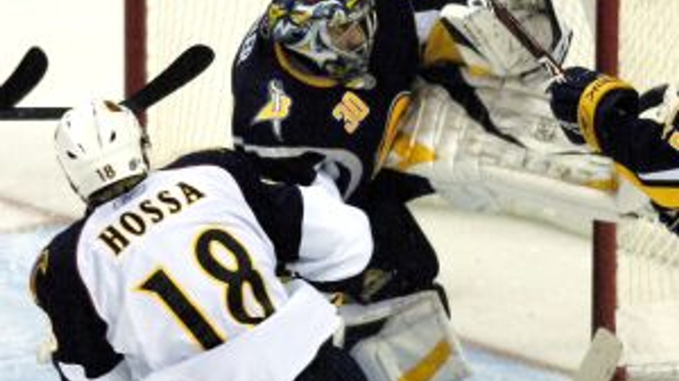 Marián Hossa sa snaží prekonať brankára Buffala Ryana Millera.