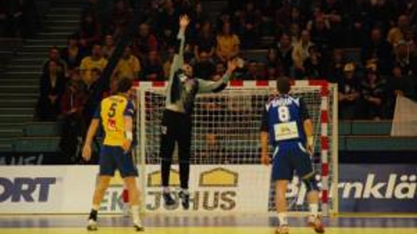 Slovenský brankár Richard Štochl sa naťahuje za loptou po sedmičke Švéda Kima Anderssona v nedeľňajšom zápase D-skupiny proti Švédsku 20. januára 2008 na ME 2008 hádzanárov v nórskom Trondheime.