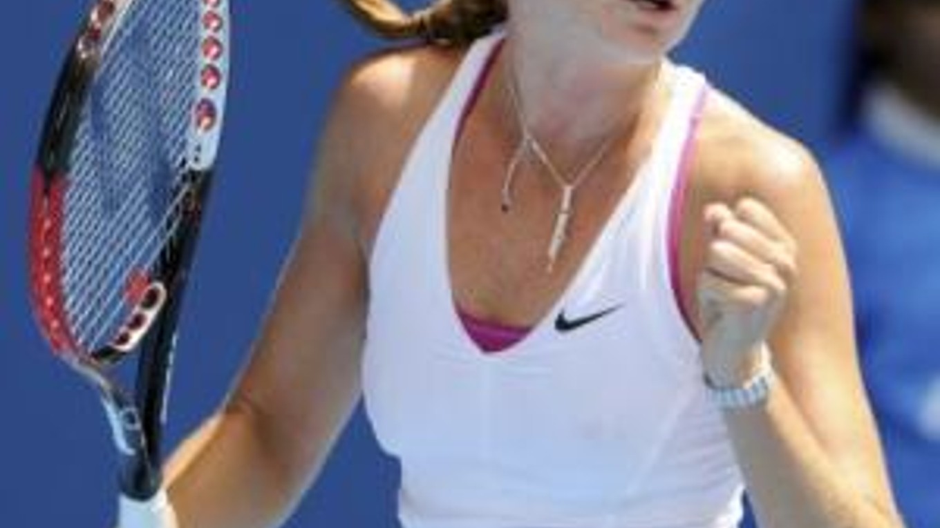Daniela Hantuchová sa teší z víťazného bodu v zápase proti Márii Kirilenkovej.