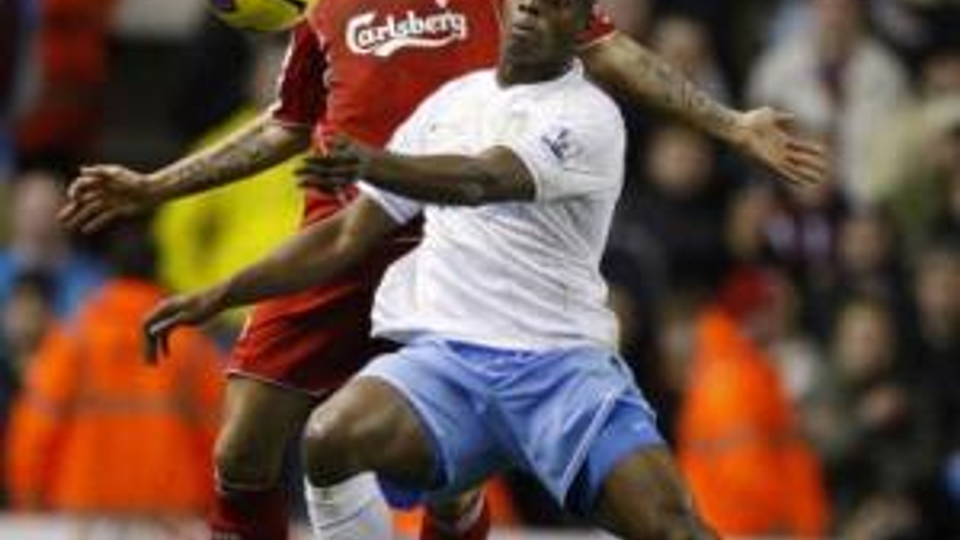 Slovenský stopér Liverpoolu Martin Škrtel v súboji s Marlonom Harewoodom z Aston Villy,