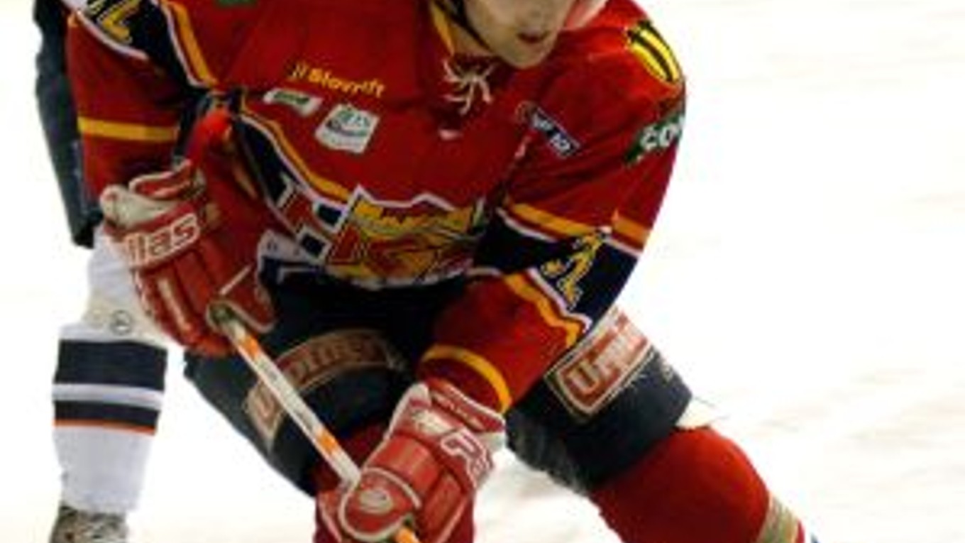 Zvolenský útočník a strelec úvodného gólu Jozef Čierny sledovaný košickým Ladislavom Ščurkom počas prvej tretiny zápasu predohrávaného 50. kola slovenskej hokejovej Slovnaft extraligy medzi HKm Zvolen a HC Košice.