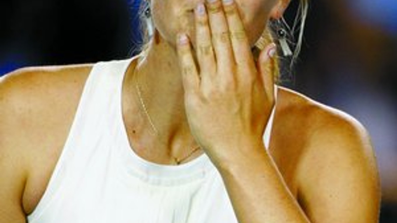 Traja hrdinovia včerajšieho programu na Australian Open. Francúz Jo-Wilfried Tsonga postúpil do semifinále a je to jeho životný úspech. Zdravotnými problémami sužovaná Jelena Jankovičová (sediaca) vyradila obhajkyňu prvenstva Serenu Williamsovú. Maria Šar