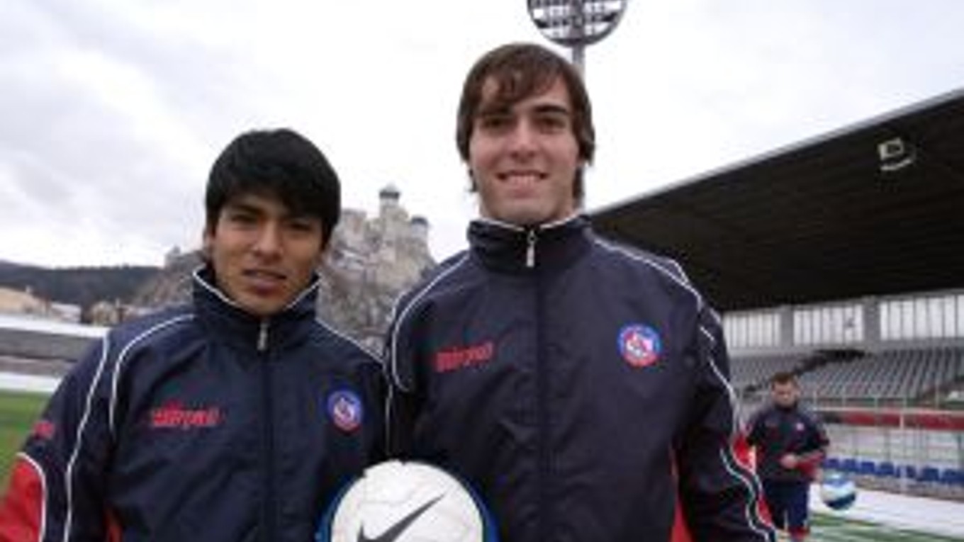Trenčín je blízko skompletizovaniu prestupu ďalšieho futbalistu zo zahraničia. Na snímke sú argentínske posily stredopoliar Aldo Omar Báez (vľavo) a útočník David Alberto Depetris, ktorých už corgoňligista získal.