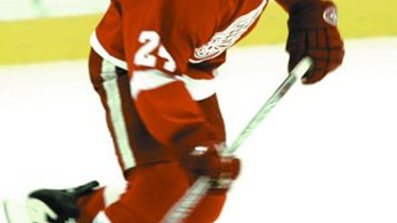 Chris Chelios, najstarší hokejista v súčasnosti v NHL, hrá v najlepšom tíme základnej časti v Detroite. V tejto sezóne má kontrakt na 1,15 milióna dolárov.