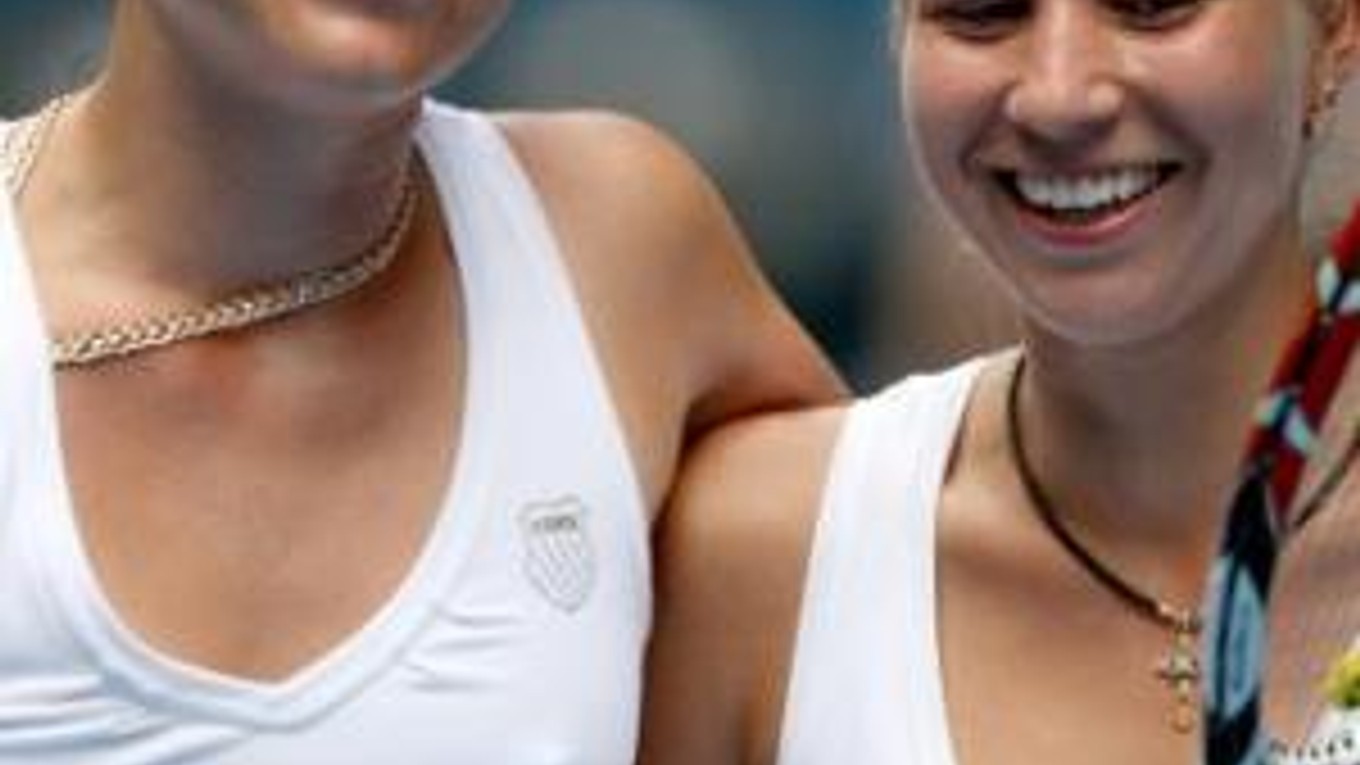 Sestry Bondarenkové reprezentujúce Ukrajinu sa tešia z triumfu na Australian Open.