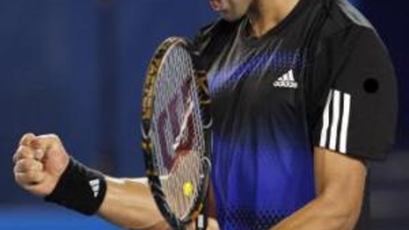 Novak Djokovič sa teší z výhry nad svetovou jednotkou Rogerom Federerom
