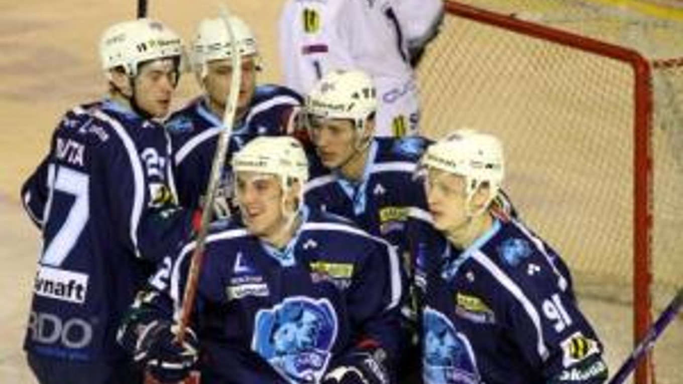 Hráč Nitry Matúš Chrenko (uprostred) sa teší so spoluhráčmi zo svojho gólu do siete Slovana.