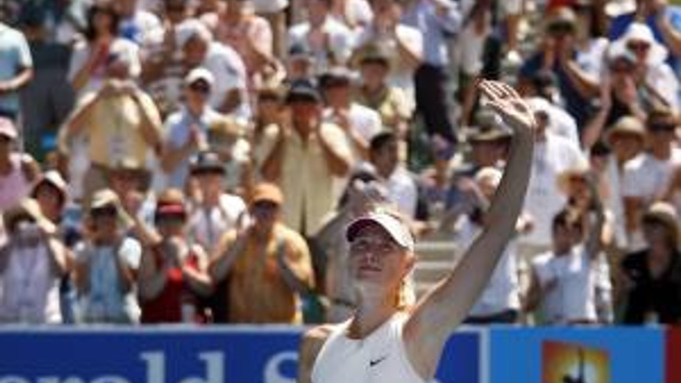 Maria Šarapovová zdraví divákov po víťaznom zápase s Anou Ivanovičovou