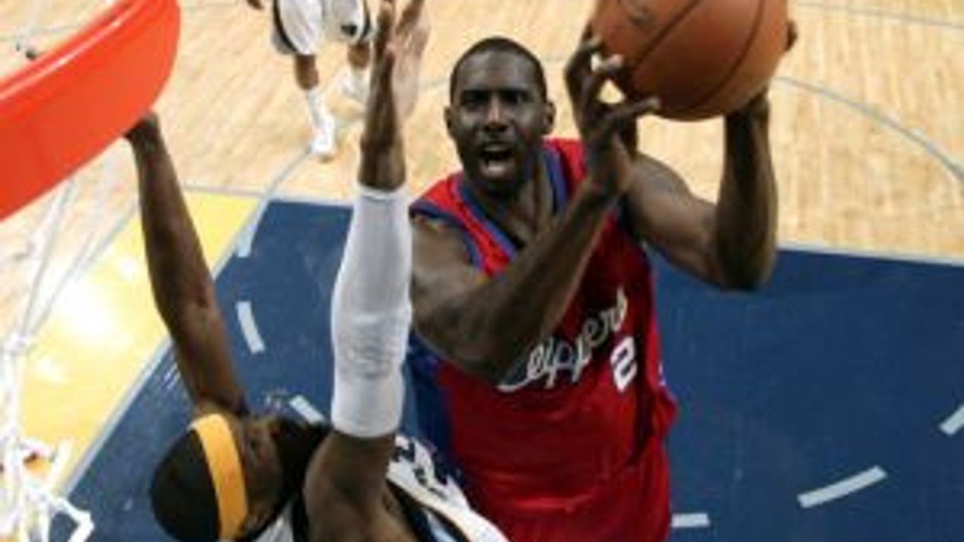 Tim Thomas z Los Angeles Clippers (2) zakončuje cez Hakima Warricka z Mephisu.