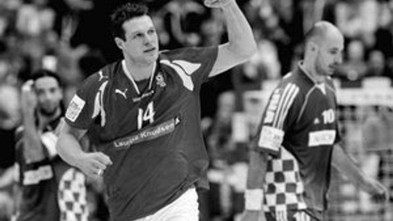 Dán Michael Knudsen oslavuje gól v sieti súpera. Vpravo je Chorvát Davor Dominikovič. Z finálového stretnutie ME hádzanárov Dánsko – Chorvátsko 24:20.