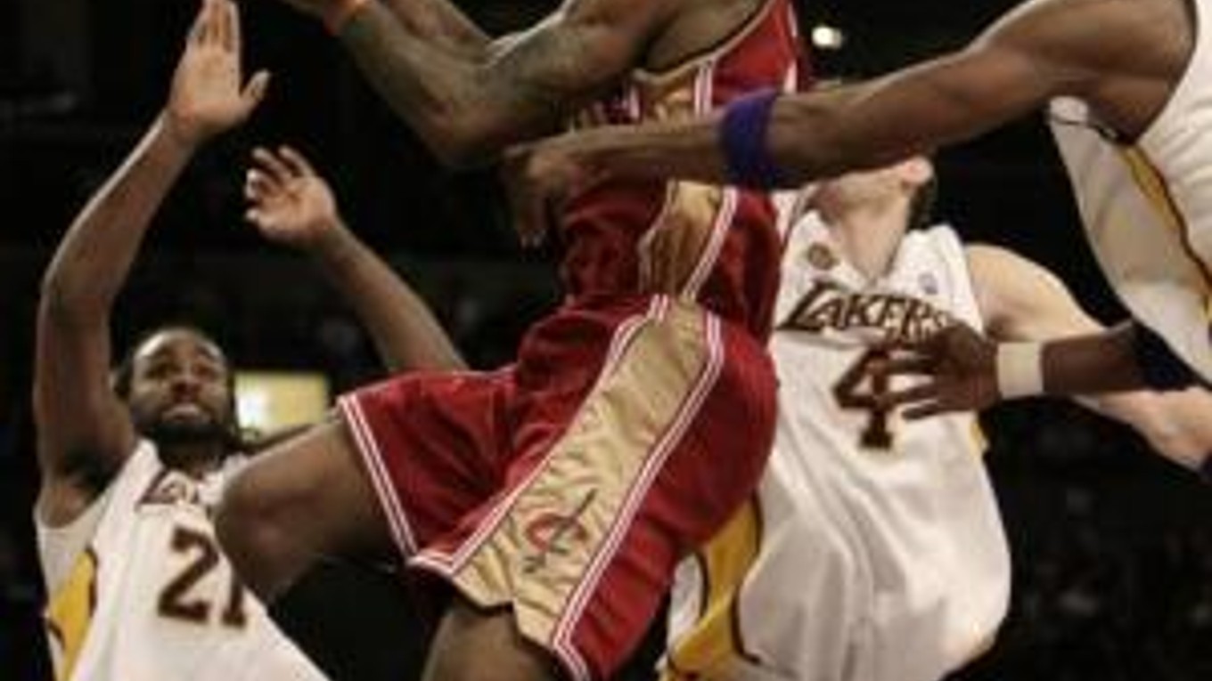 Trojica hráčov Los Angeles Lakers sa snaží zastaviť superhviezdu Clevelandu Cavaliers Lebrona Jamesa