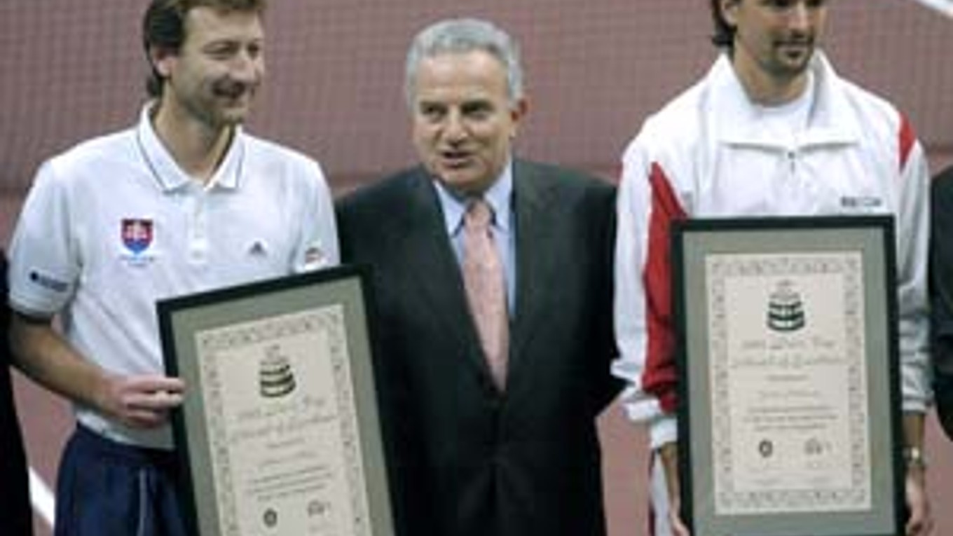 Francesco Ricci Bitti (v strede) pri návšteve Bratislavy v roku 2005, pri príležitosti finále Davis Cupu Slovensko - Chorvátsko. Vľavo je Miloslav Mečíř, vpravo Goran Ivaniševič.