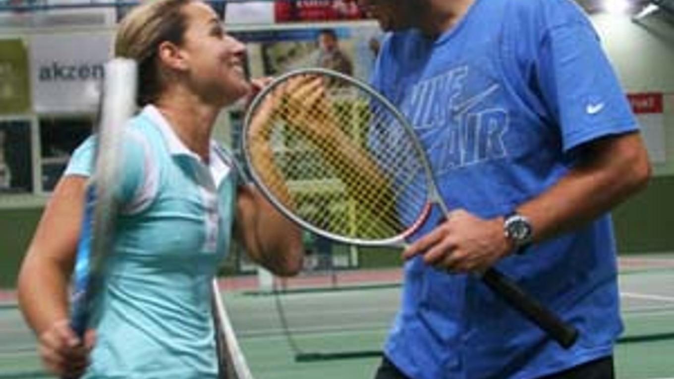 Po včerajšom tréningu v Národnom tenisovom centre bolo na kurte veselo, Dominika Cibulková si doberala trénera Vladimíra Pláteníka.